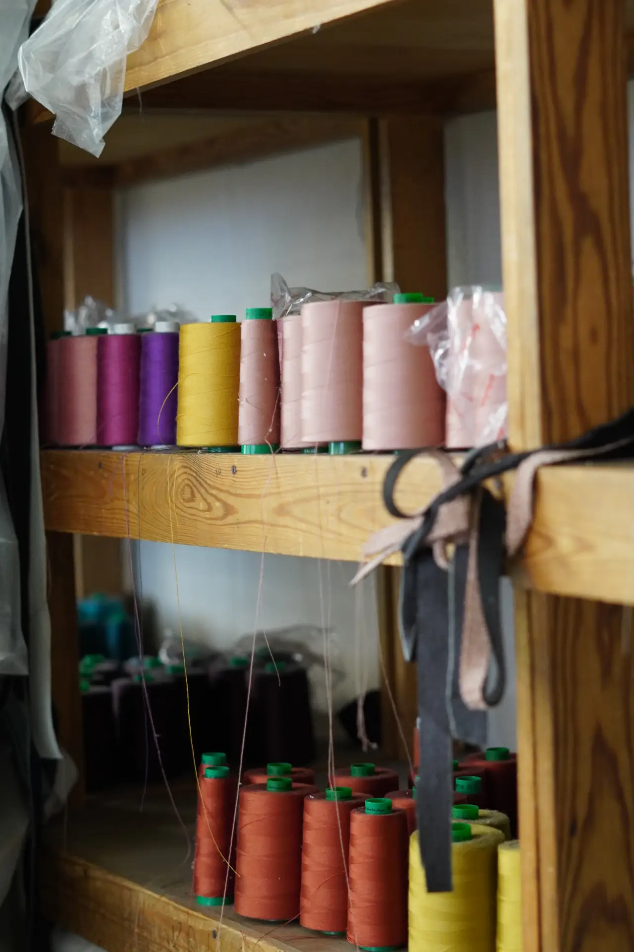 Kolorowe nici do szycia - przykładowe materiały używane w naszej szwalni