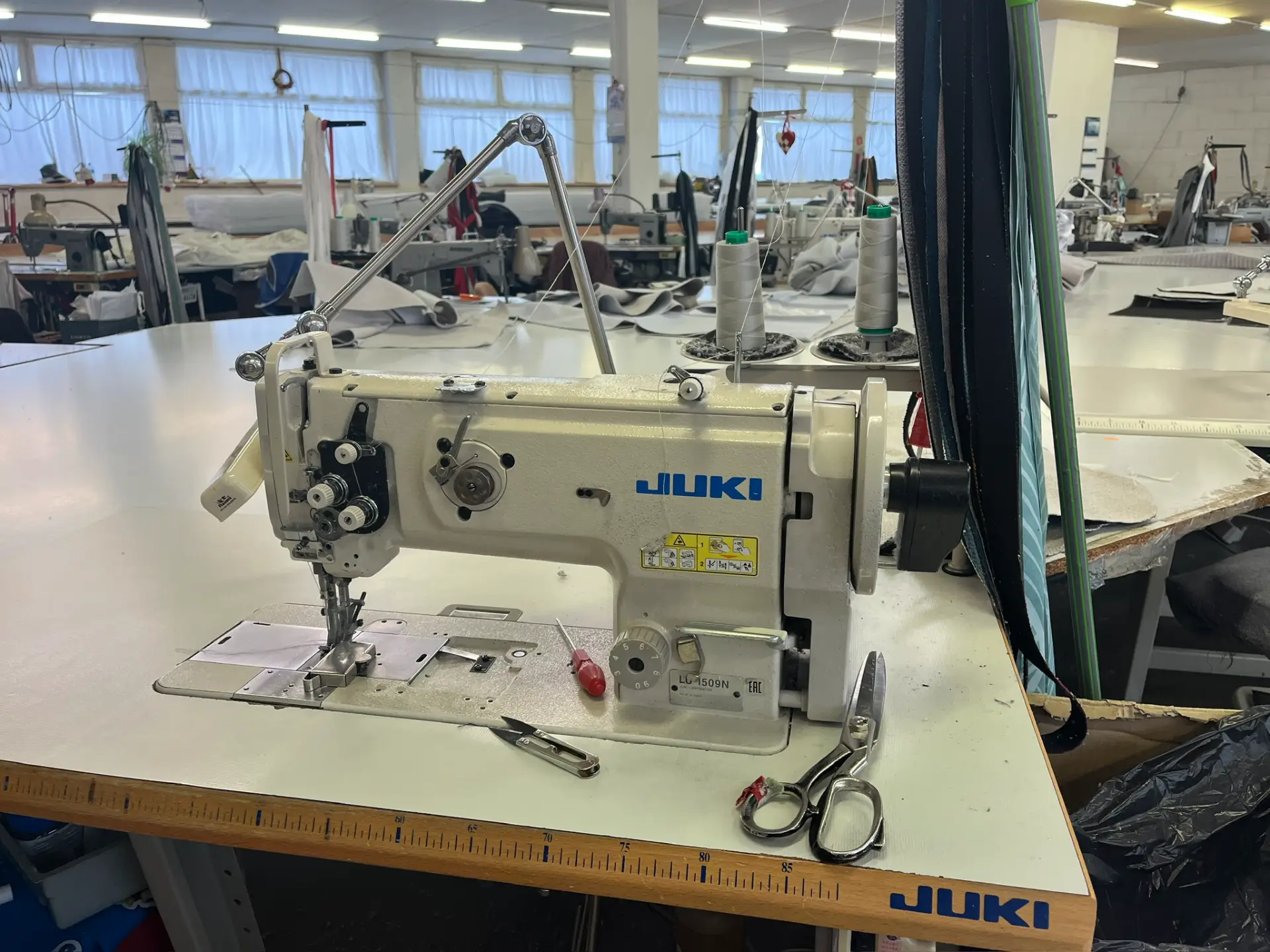 Stanowisko do szycia tapicerki meblowej